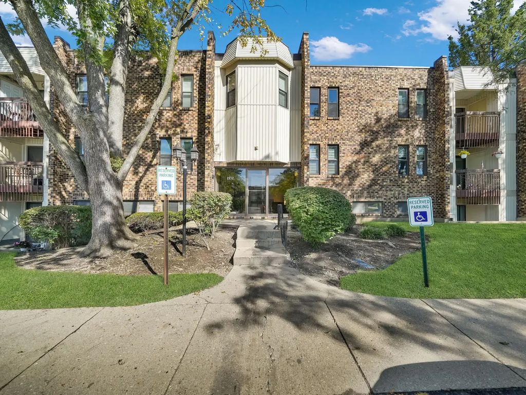 2212 Country Club Drive 22c, Woodridge