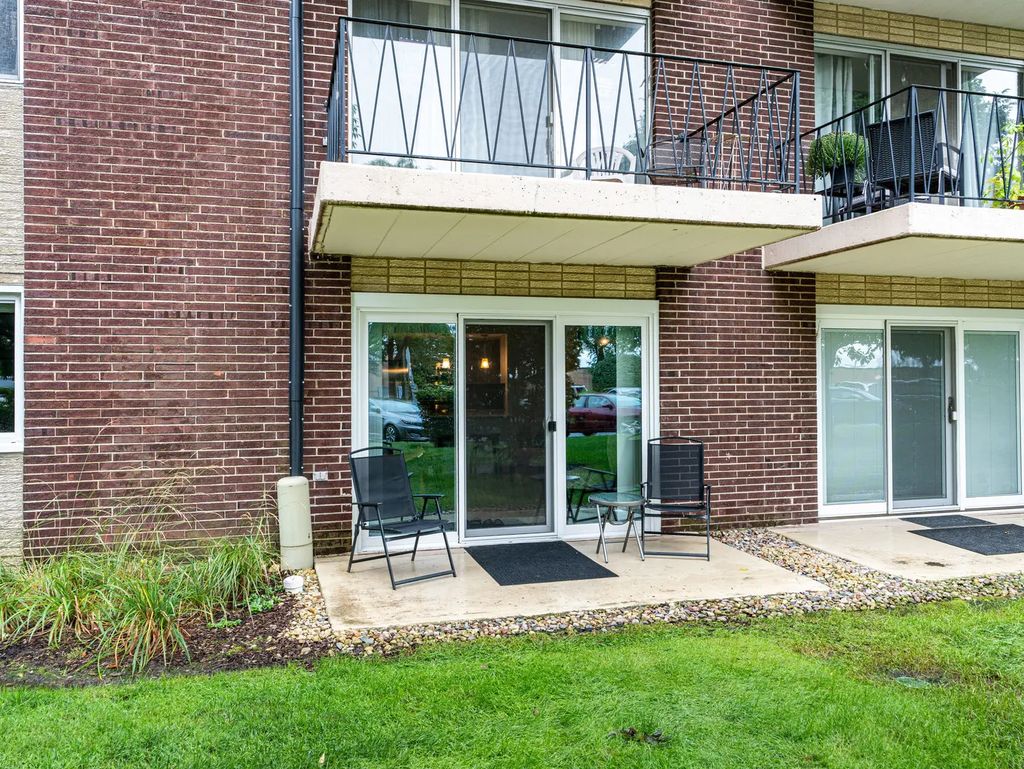 5300 Walnut Avenue 17a, Downers Grove