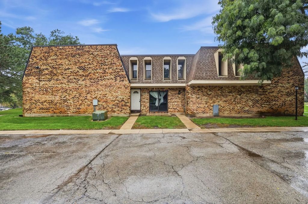 2064 Country Club Drive, Woodridge