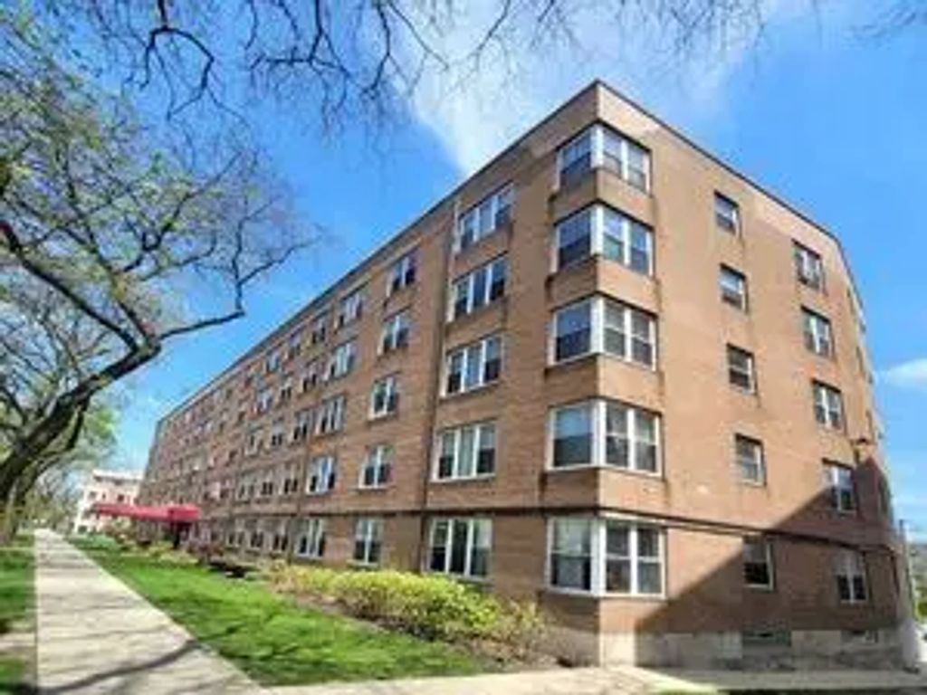 7333 N Ridge Boulevard 105, Chicago
