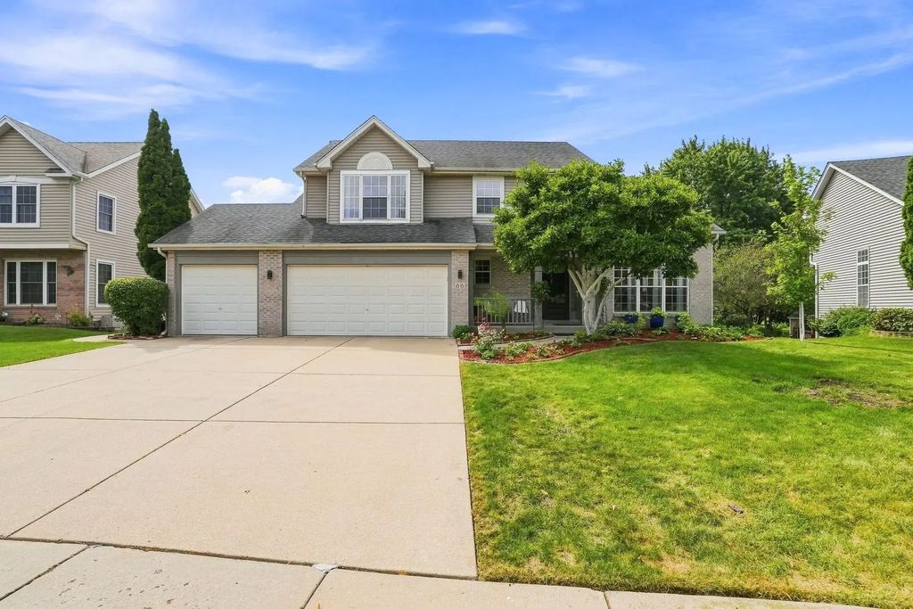 66 White Oak Drive, North Aurora