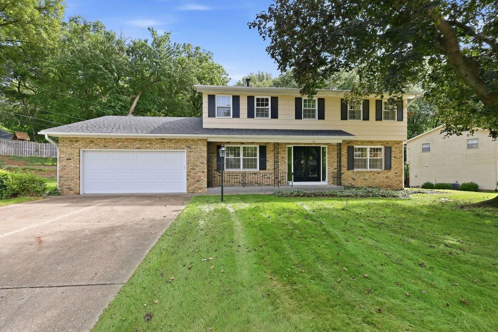 21 Estate Court, Bettendorf