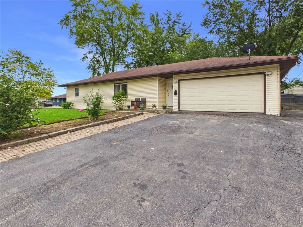 121 Fairway Road, Carpentersville