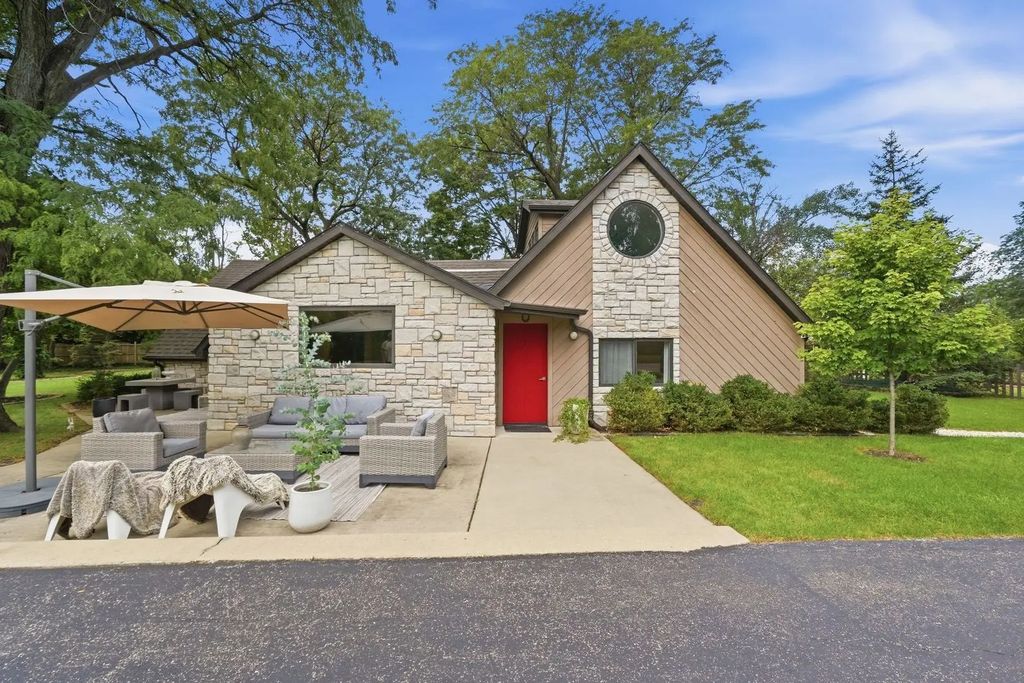 843 Cramer Court, Willowbrook