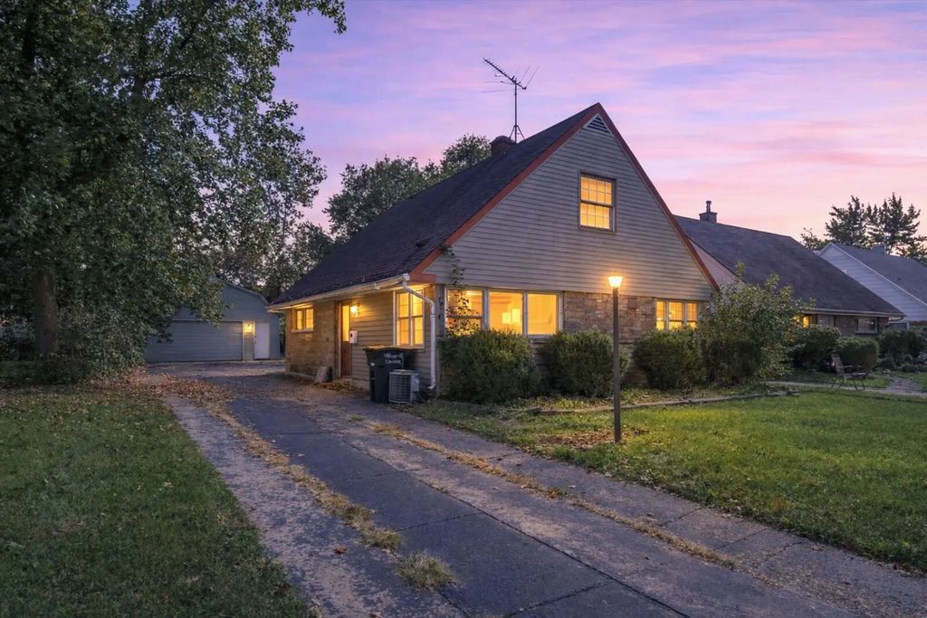17143 Ridgewood Avenue, Lansing