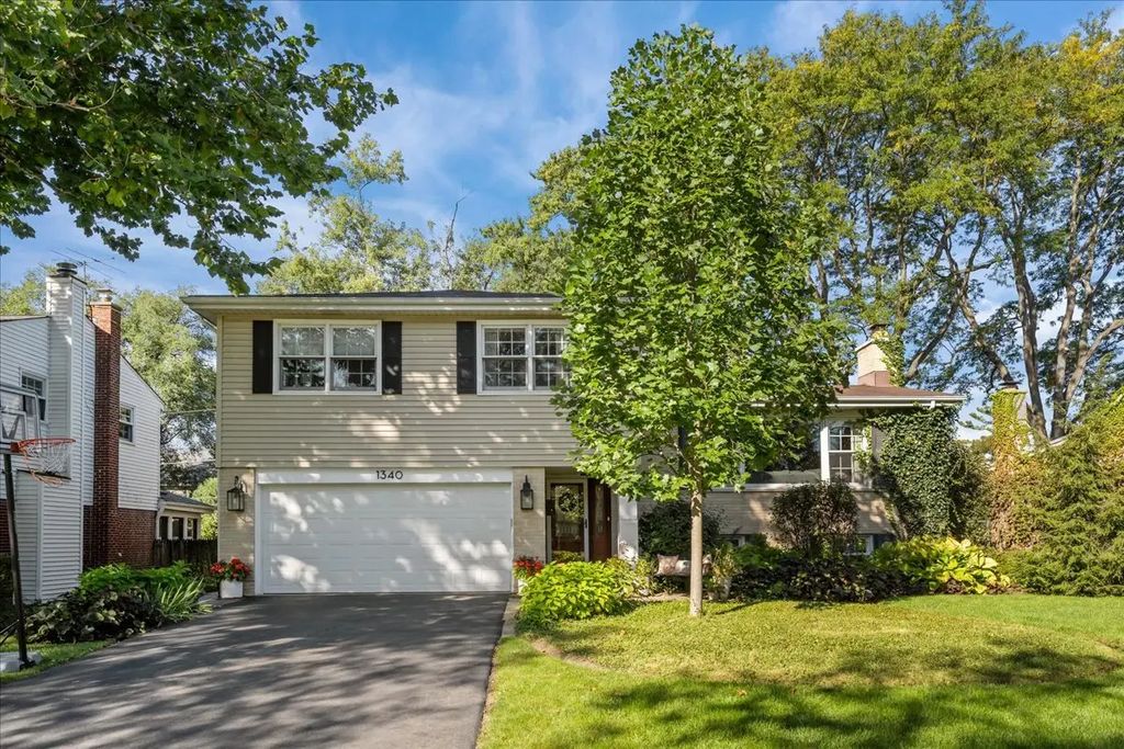 1340 Hawthorne Lane, Glenview