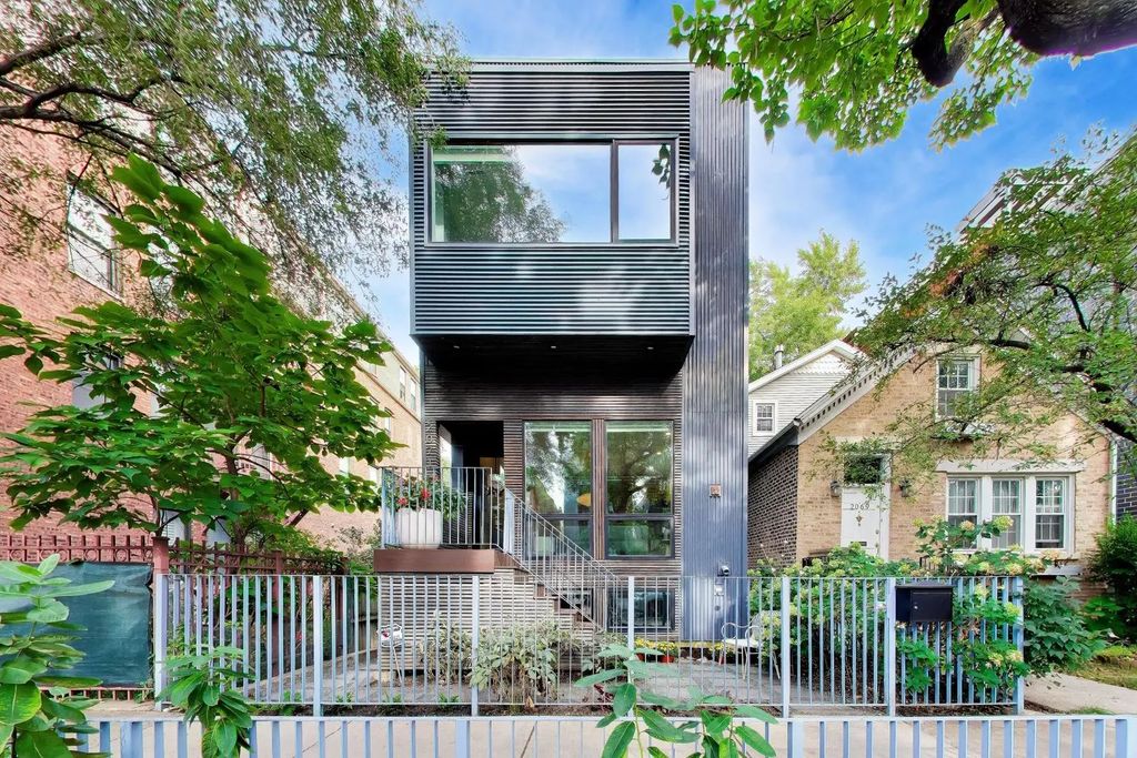2071 N Oakley Avenue, Chicago