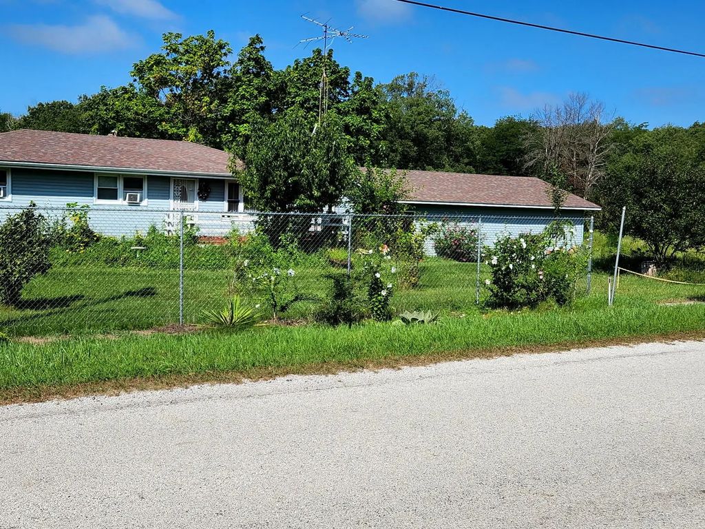 335 S State Line Road, Beaverville