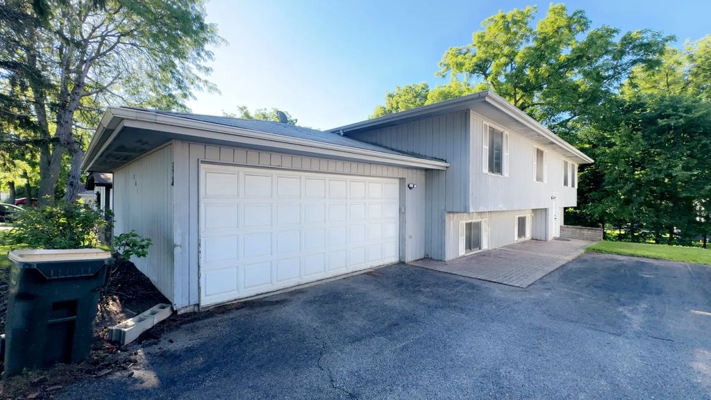 201 W Winchester Road, Libertyville