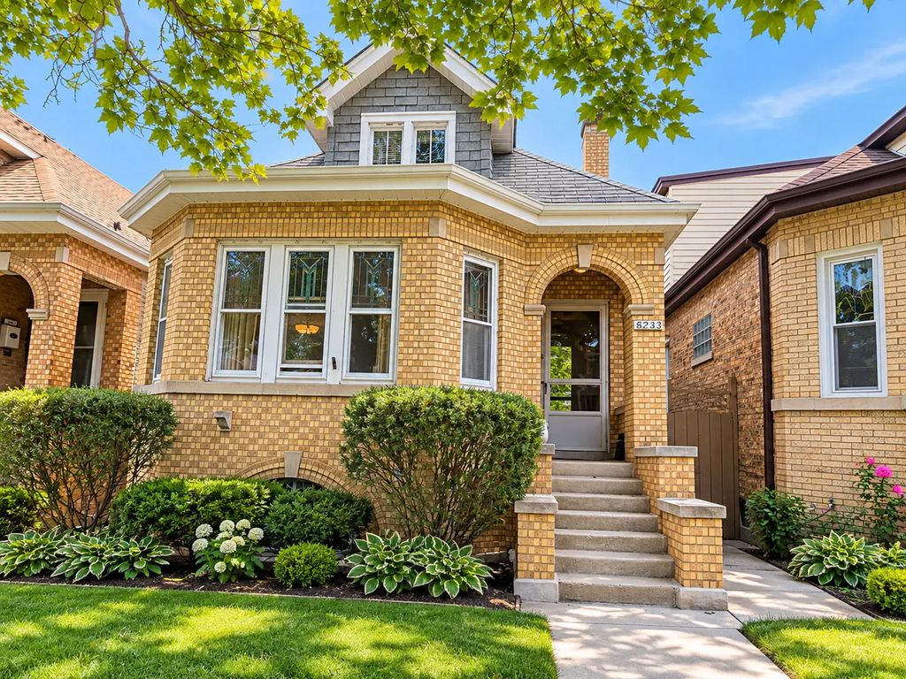 6243 W Waveland Avenue, Chicago