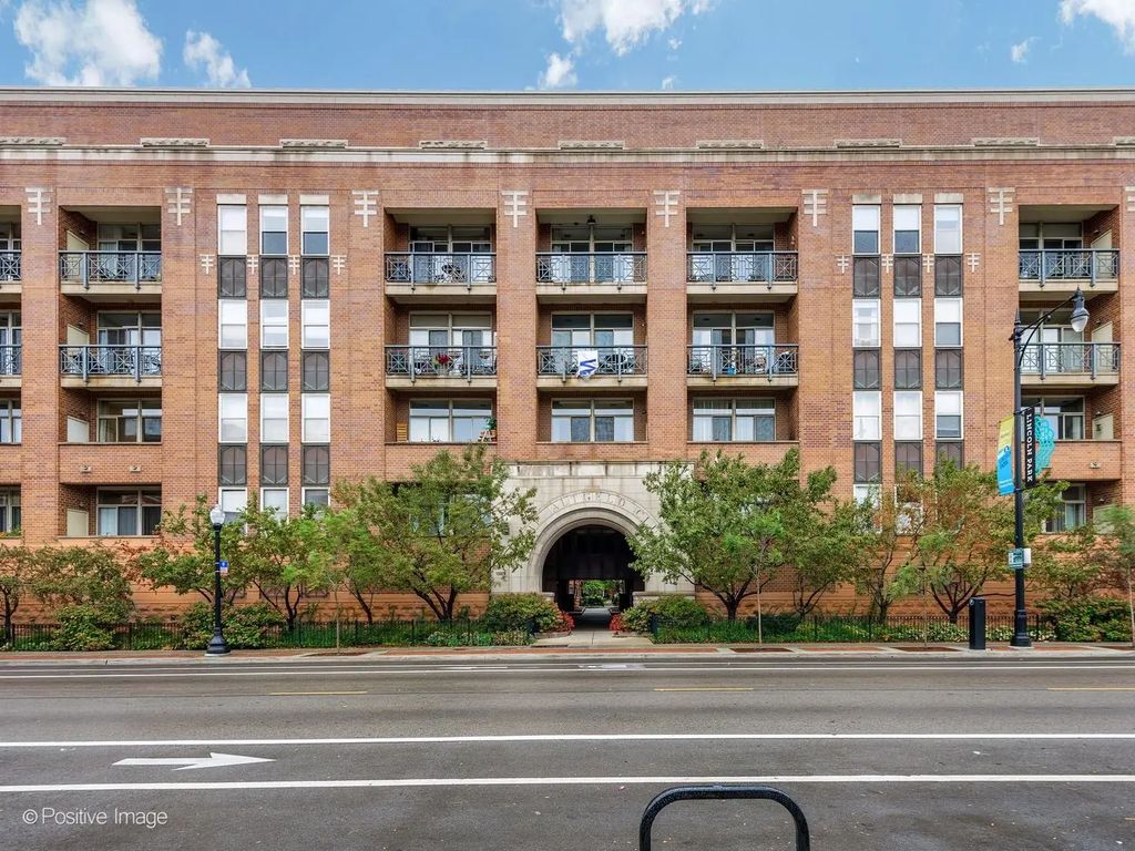 1350 W Fullerton Avenue 210, Chicago