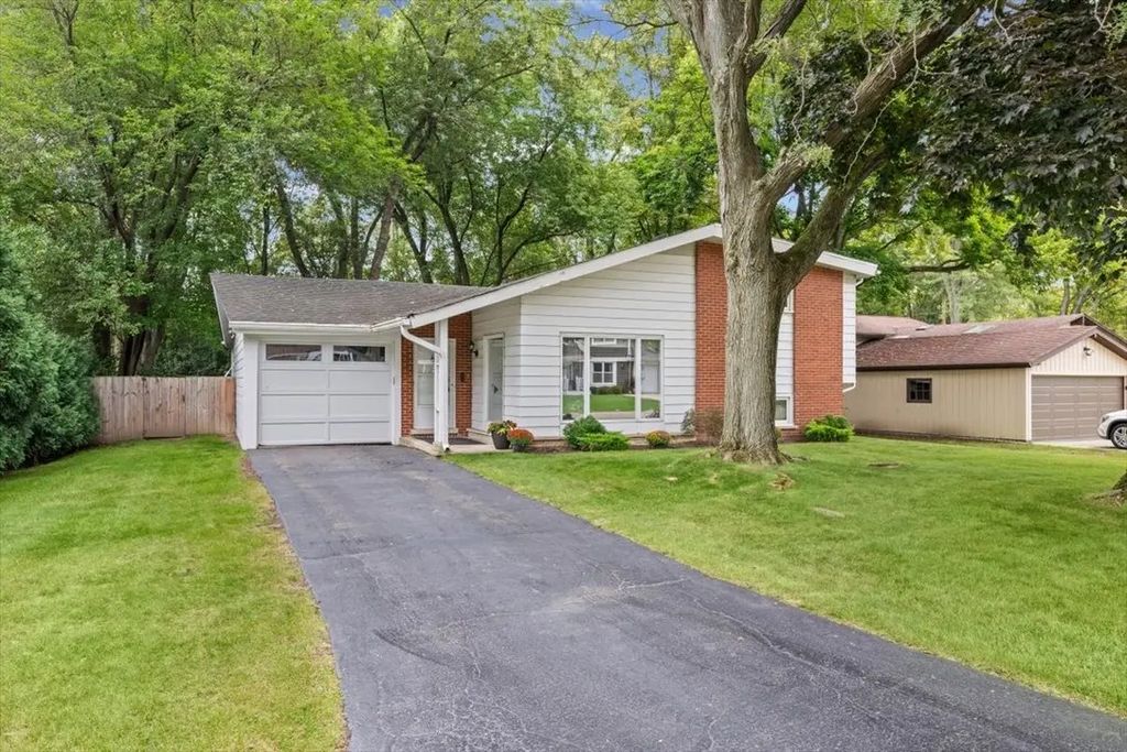 535 Edens Lane, Northfield