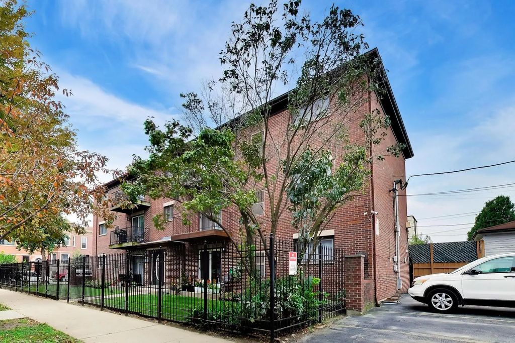2600 W Walton Street 3s, Chicago