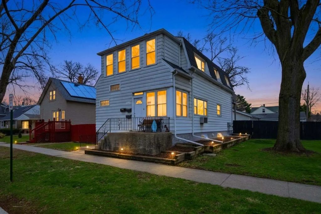 12815 Clinton Street, Blue Island