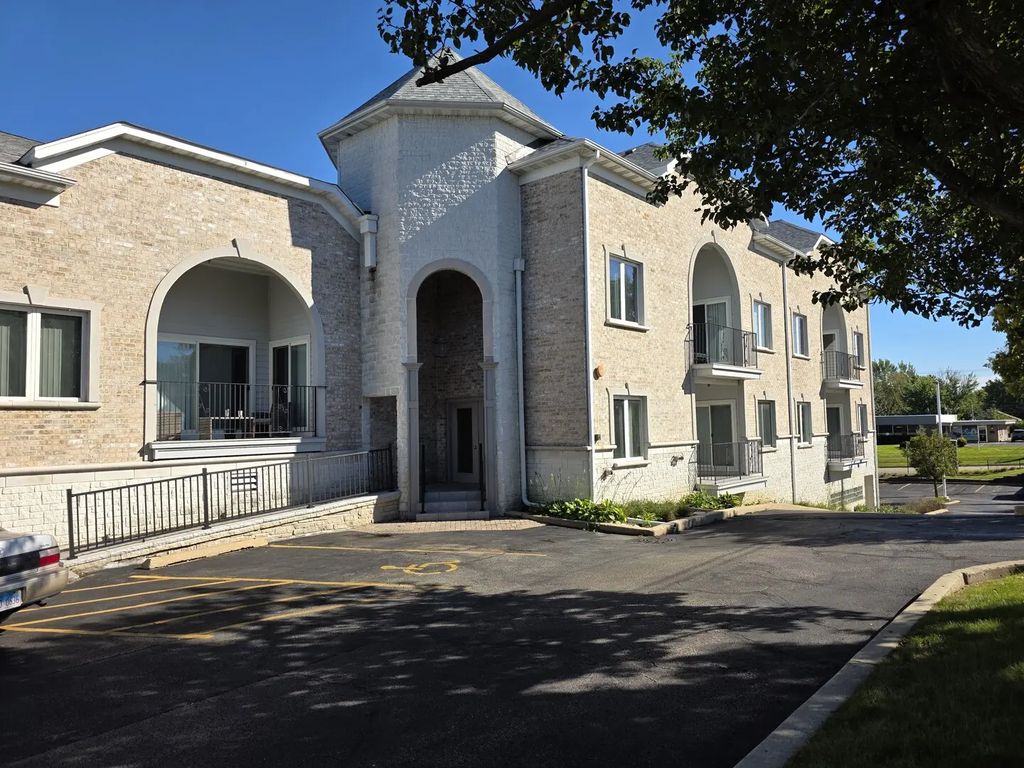 1990 Larkin Avenue 14, Elgin