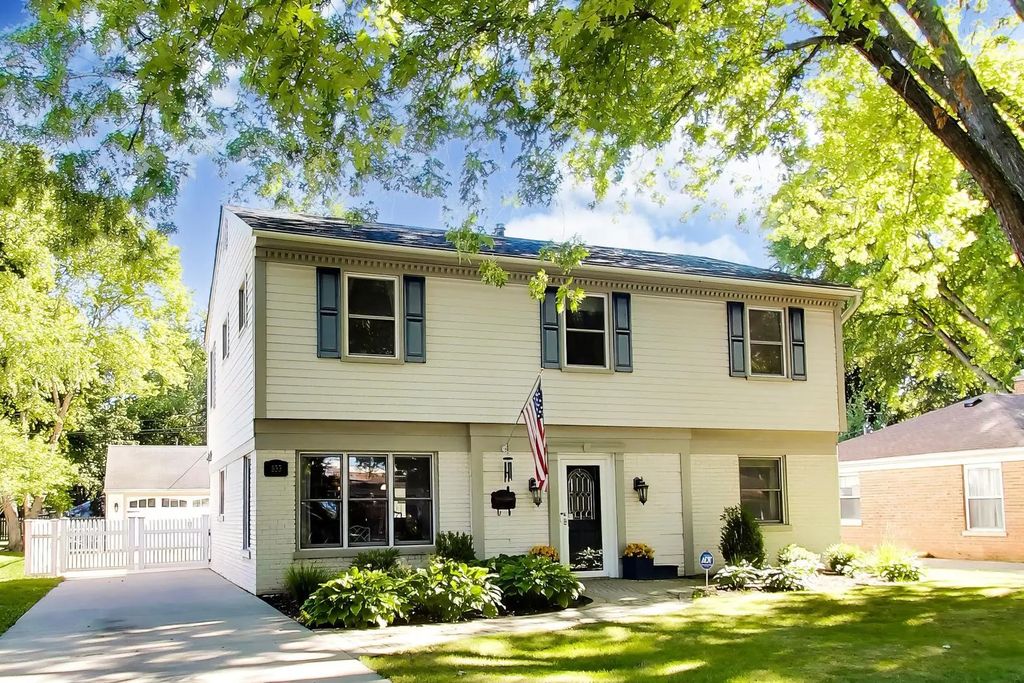 833 E Rockland Road, Libertyville