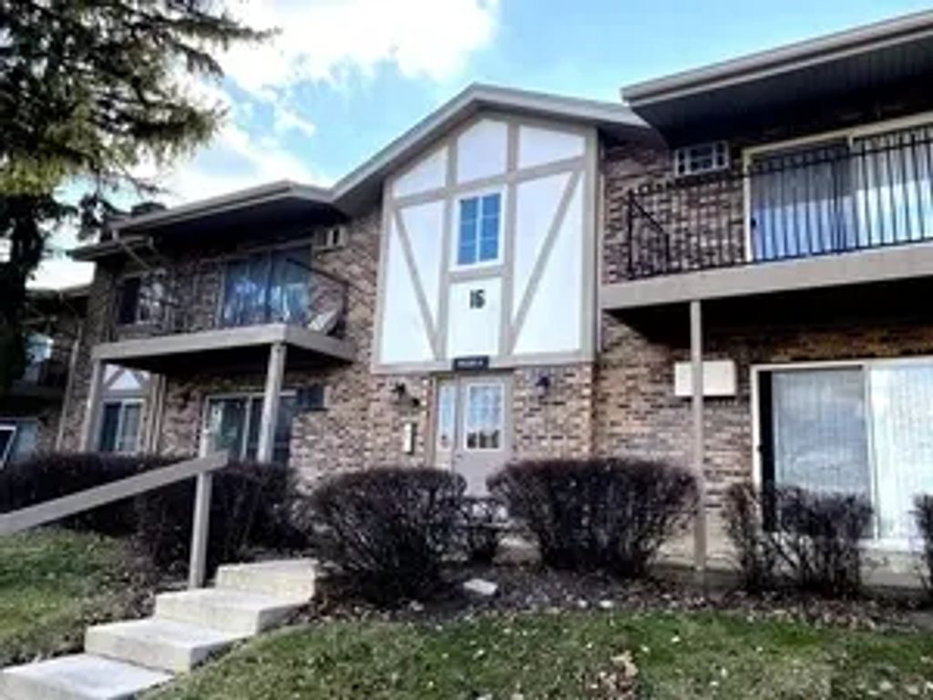 16w525 Lake Drive 104, Willowbrook