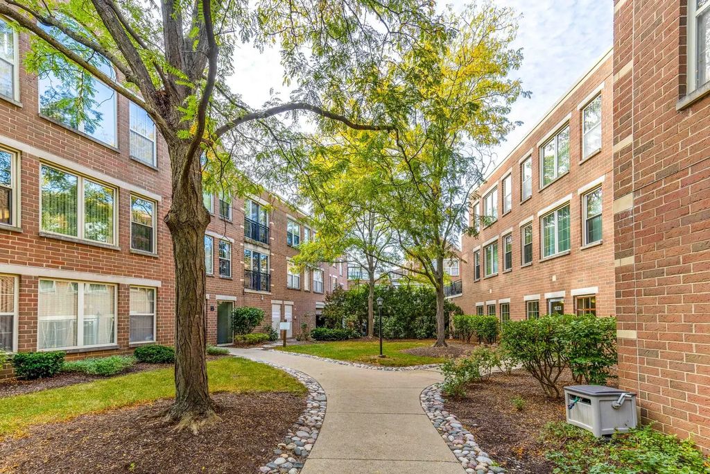 1625 Glenview Road 306, Glenview