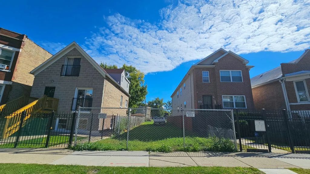 833 N Ridgeway Avenue, Chicago