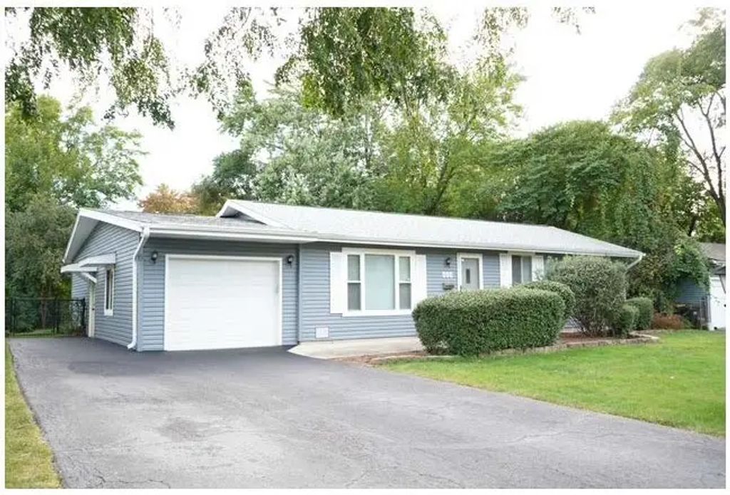 162 Thunderbird Trail, Carol Stream