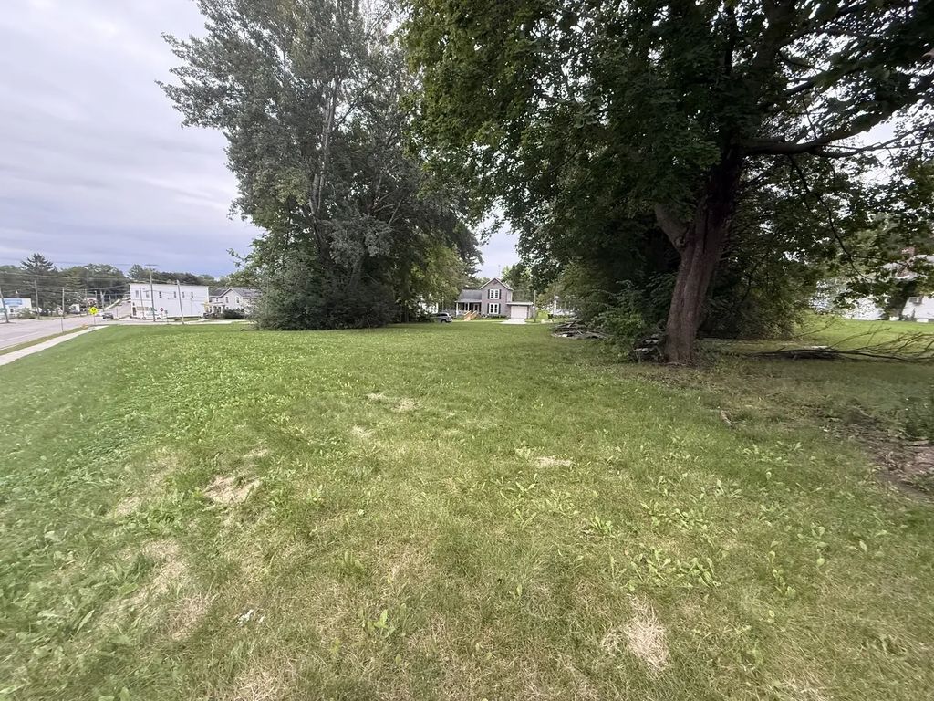726 S Adams Avenue, Freeport