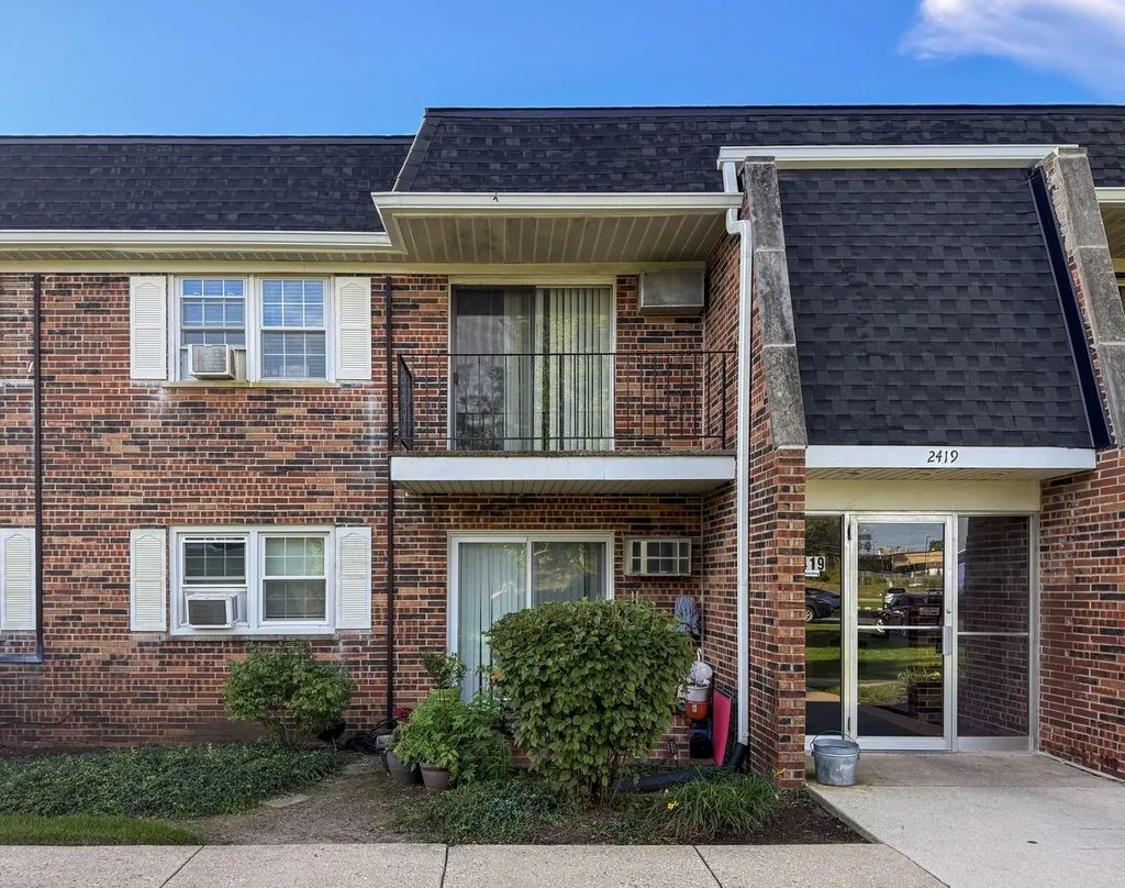 2419 Ogden Avenue 8, Downers Grove