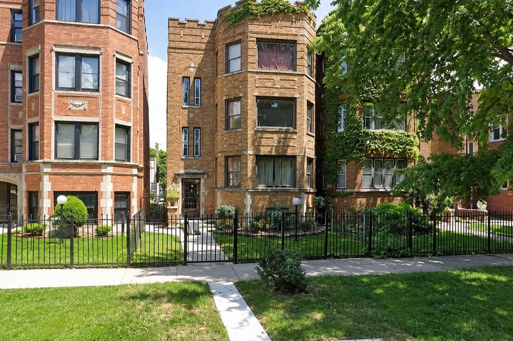 8111 S Langley Avenue, Chicago