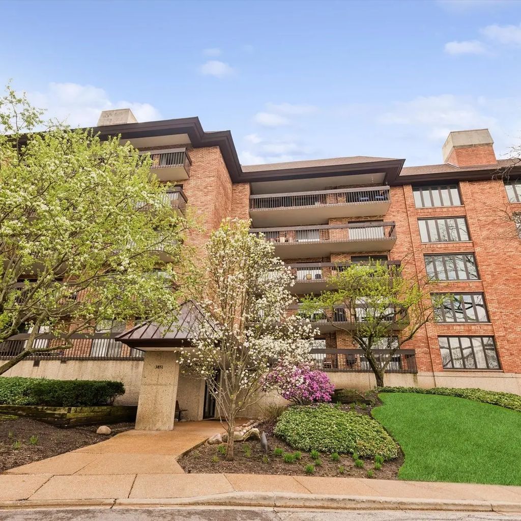 3851 Mission Hills Road 303, Northbrook