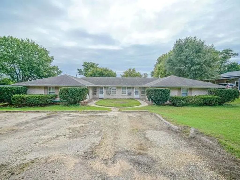 416 E 2nd Street, Byron