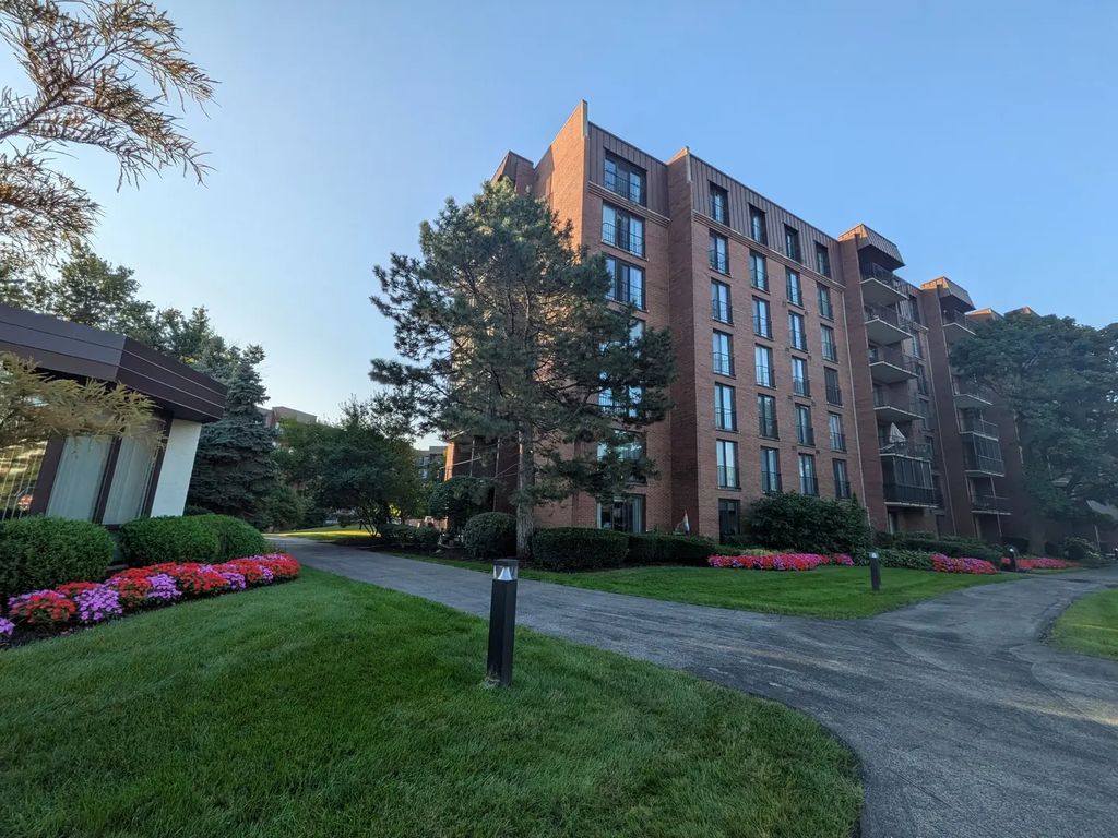 111 Acacia Drive 203, Indian Head Park