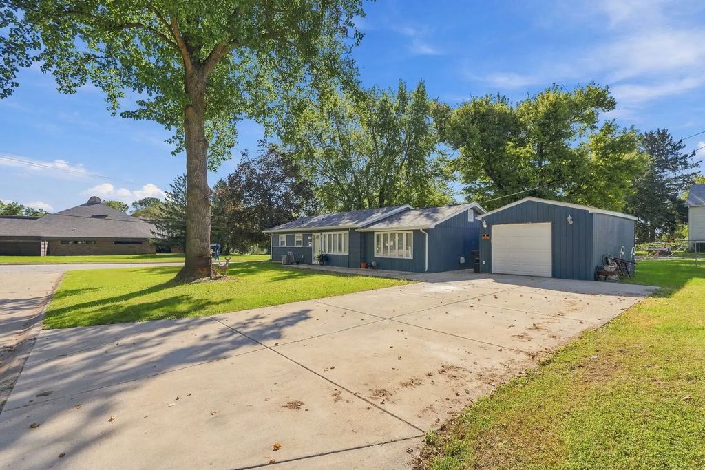 2916 28th Avenue, Rock Island