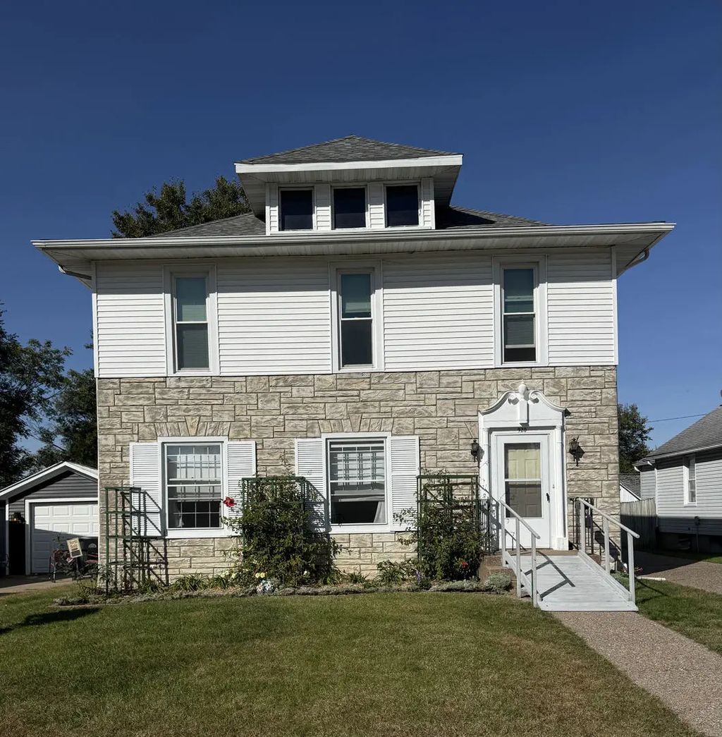 920 11th Avenue, Clinton