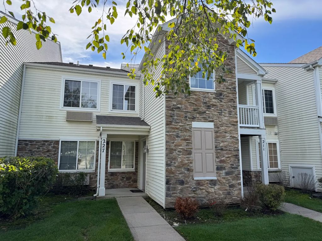 227 Silverstone Drive 227, Carpentersville