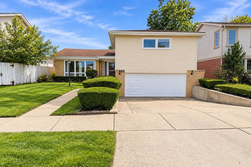 7847 Maple Street, Morton Grove