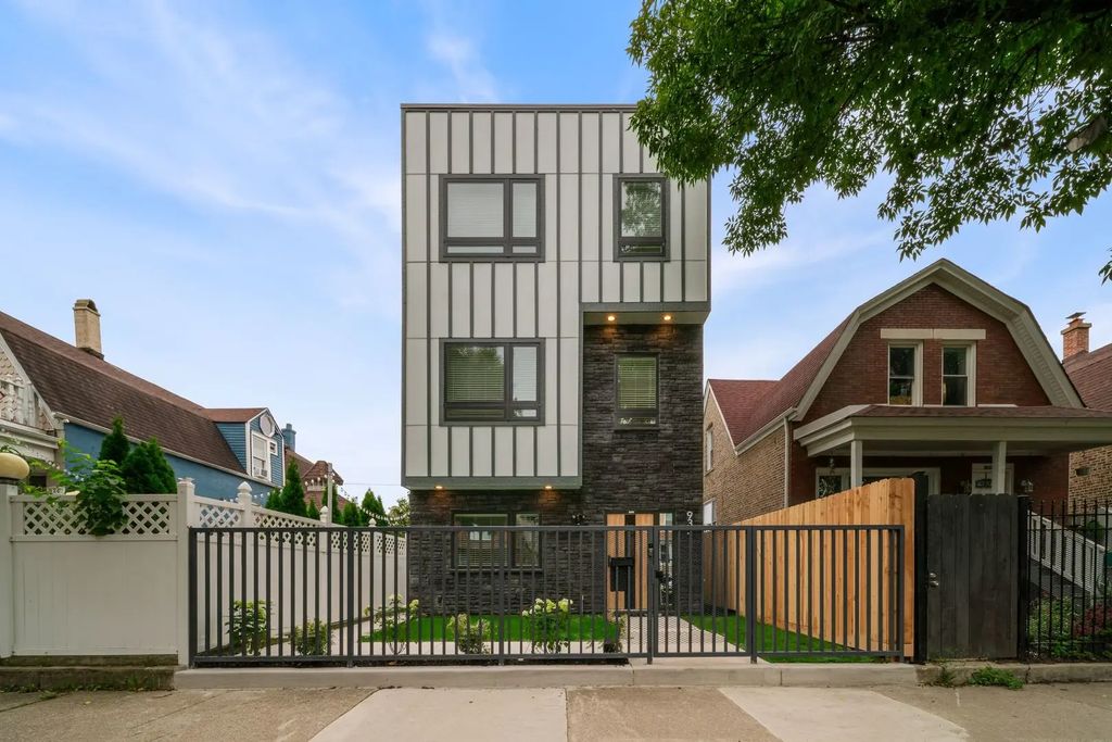 932 N Trumbull Avenue, Chicago