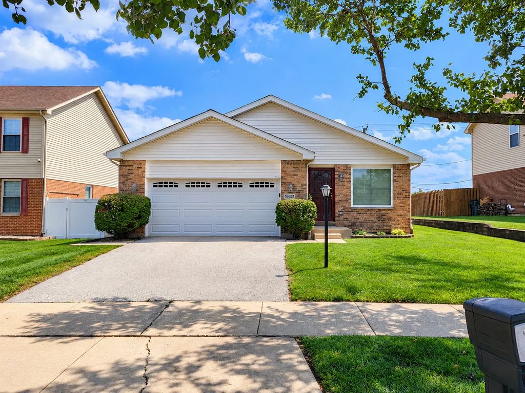 16621 Lockridge Avenue, Oak Forest