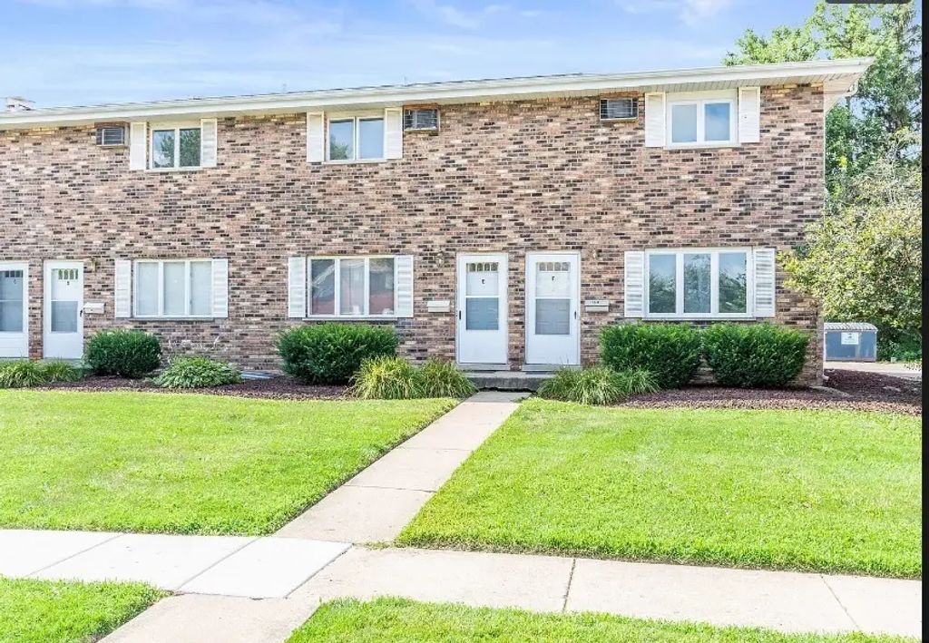 110 Town Crest Drive E, New Lenox