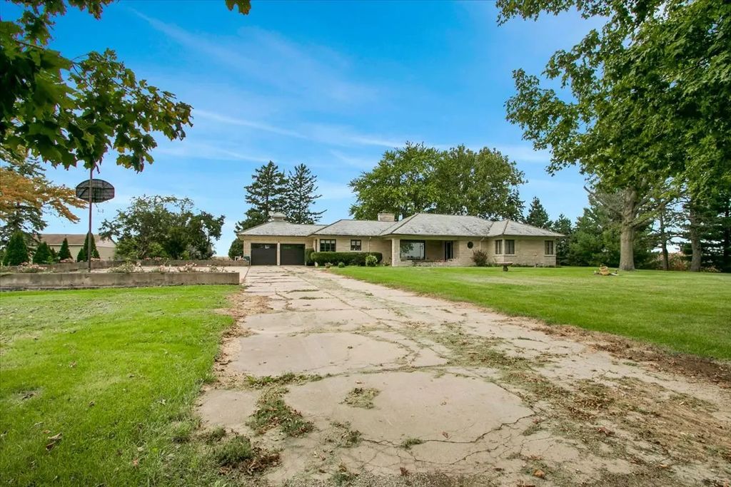3255 E 12th Road, Ottawa