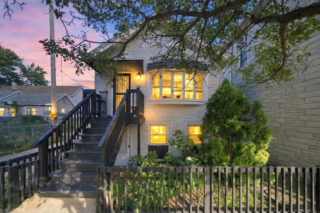 2813 S Shields Avenue, Chicago