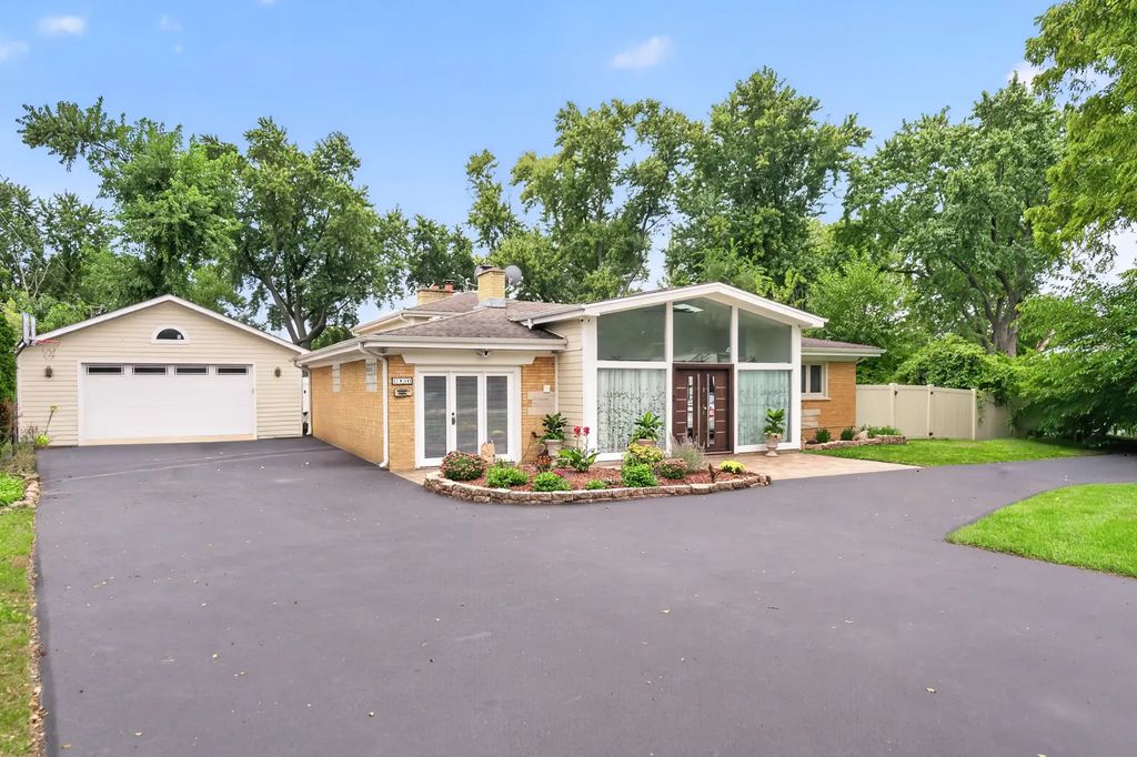 17w041 Deerpath Road, Bensenville