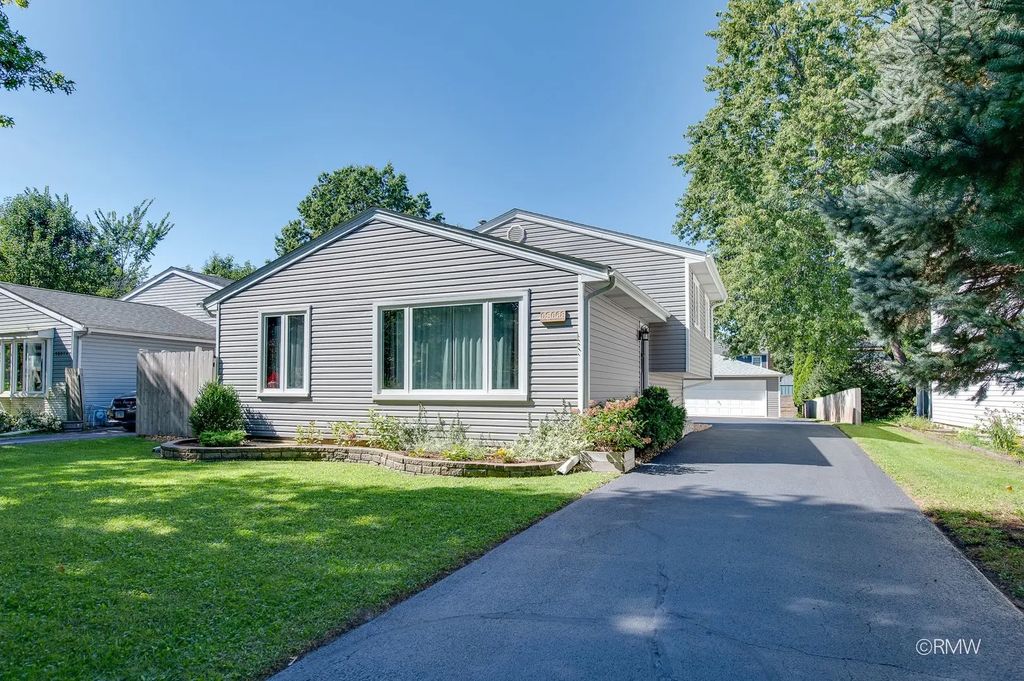 0s068 Cottonwood Drive, Wheaton