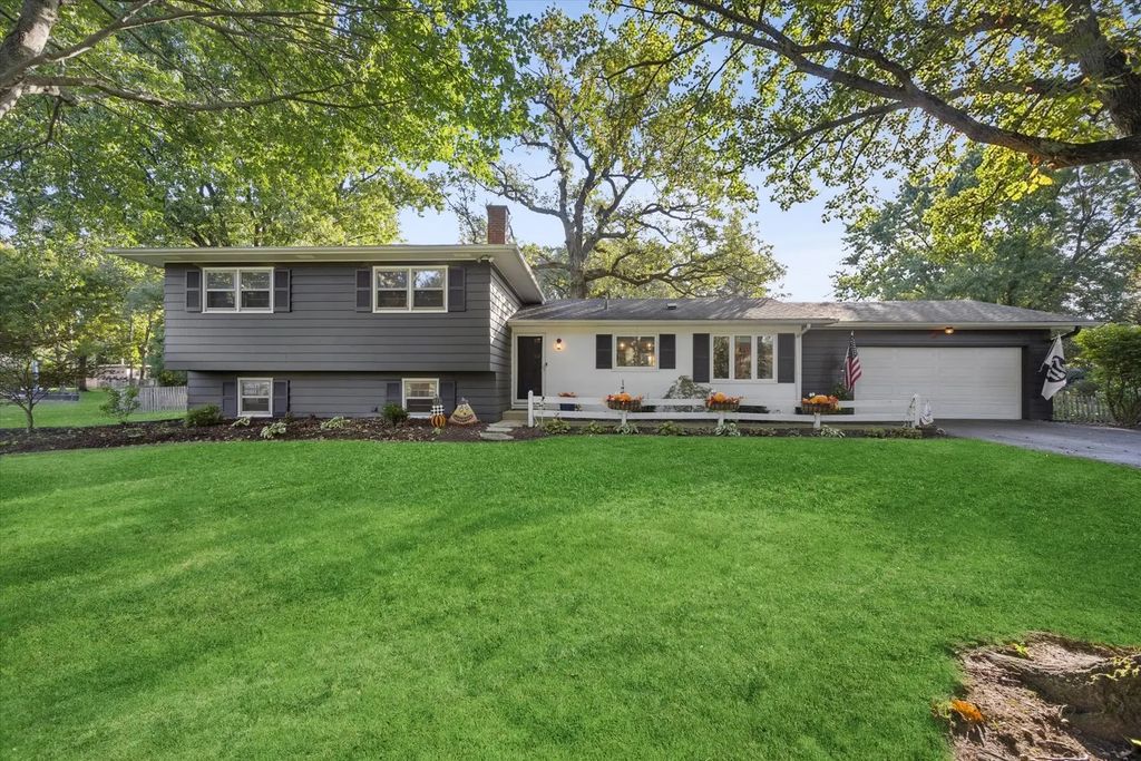 8s263 College Road, Naperville
