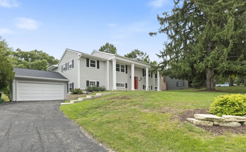 716 Woodland Hills Road, Batavia