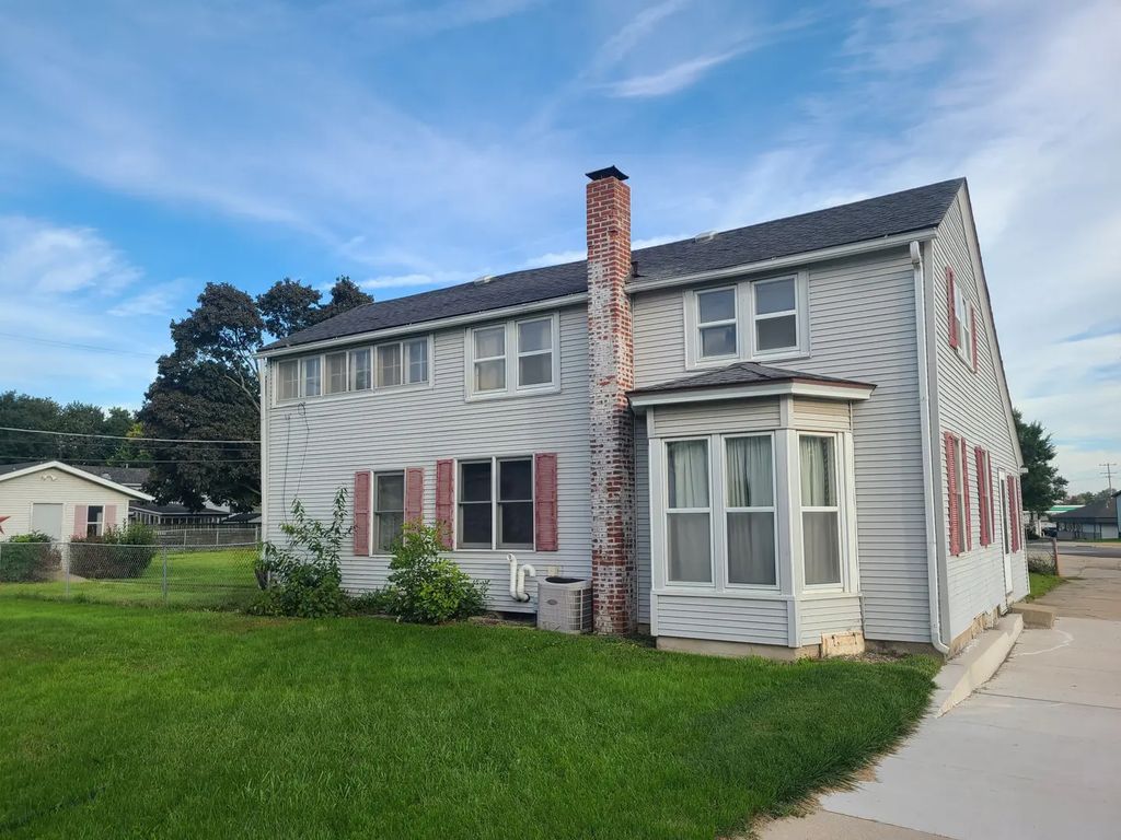 104 S 1st Avenue, Forreston