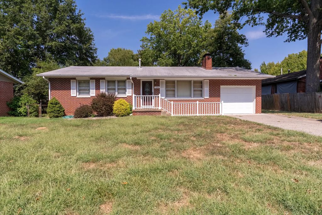 1504 W Walnut Street, Carbondale