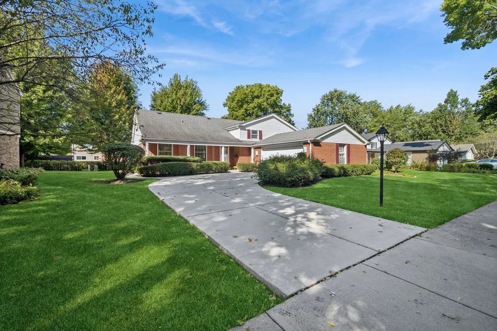 3220 N Volz Drive W, Arlington Heights