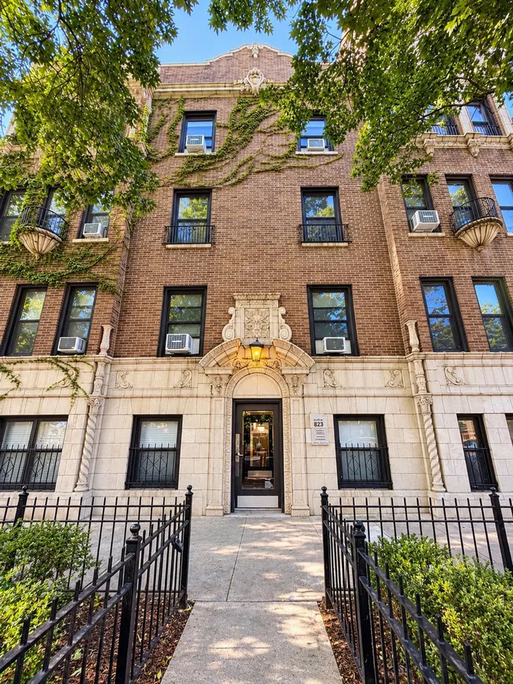 823 W Buena Avenue 207, Chicago