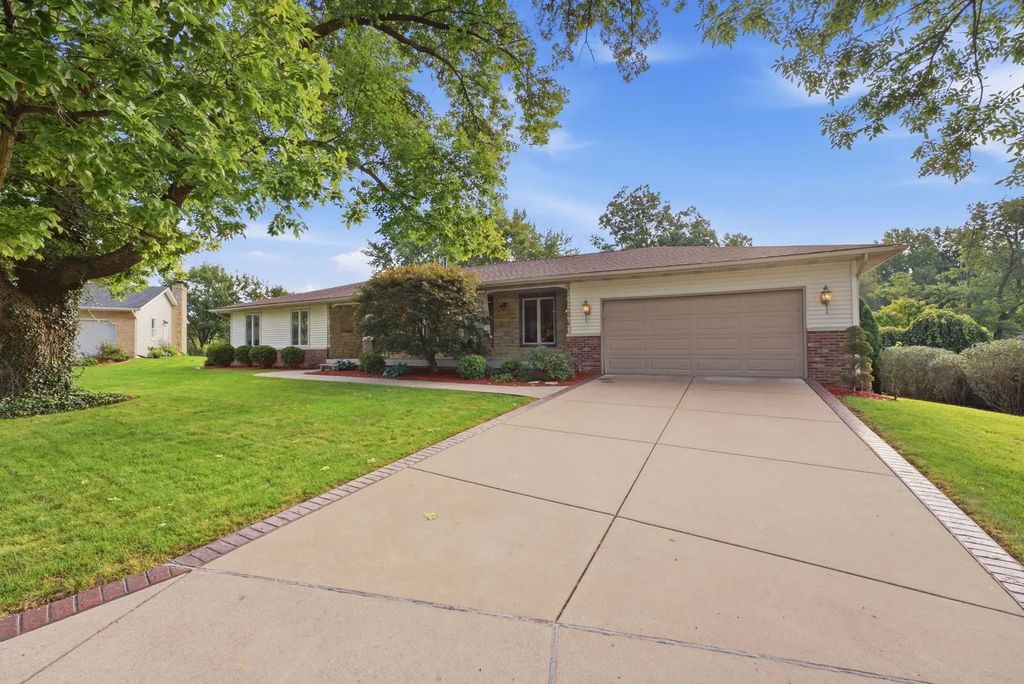 4417 Squire Court, Bettendorf