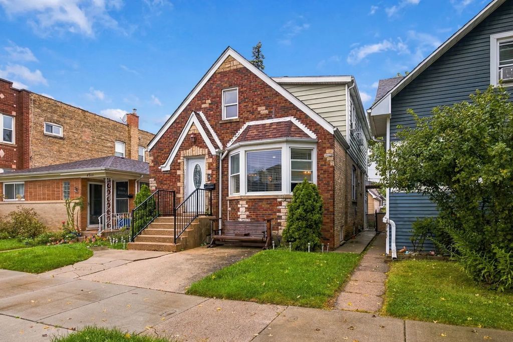 4918 W Winnemac Avenue, Chicago