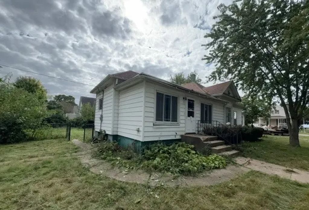 103 S Chicago Avenue, Ladd